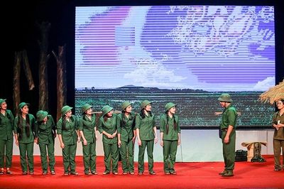 Huyền thoại mười đóa hoa Đồng Lộc chạm đến trái tim khán giả qua điệu ví, giặm quê nhà