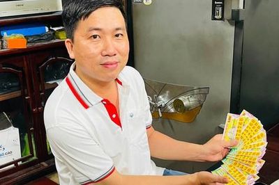 CLIP: Đại lý đổi thưởng xuyên đêm cho khách trúng xổ số miền Nam