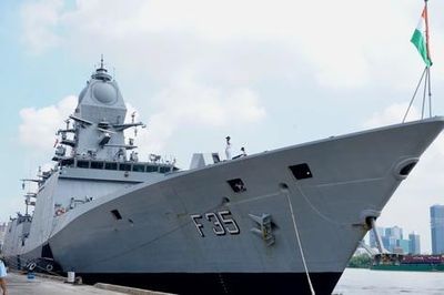 Tàu hộ vệ tàng hình và tàu săn ngầm Ấn Độ đến TPHCM