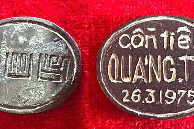 Mảnh nhựa khắc chữ 'Bùi Văn Biên'