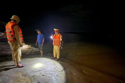 Bắt giữ tàu sắt vận chuyển 60m3 cát lậu ở Hà Tĩnh