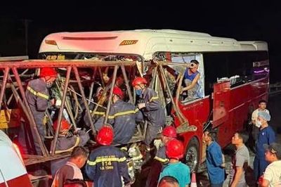 Tai nạn kinh hoàng giữa xe khách và xe đầu kéo trên cao tốc, 1 người tử vong 9 người bị thương