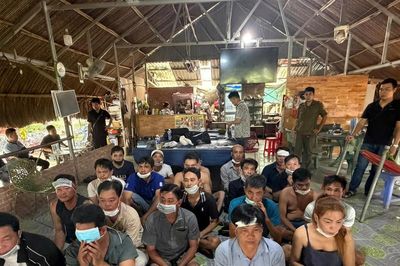 Công an TP Hồ Chí Minh tạm giữ nhóm người biến quán cà phê thành sòng bạc trực tuyến