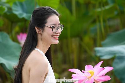 Giới trẻ chi tiền triệu chụp bộ ảnh sen Hồ Tây