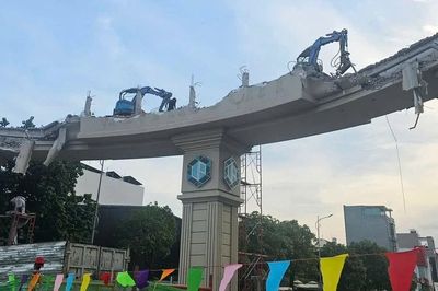 Hối hả tháo dỡ nhà, cổng chào... mở rộng quốc lộ 13 ở TPHCM