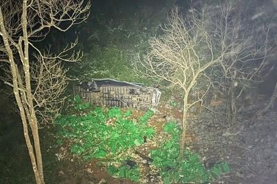Xe tải lao xuống vực sâu hàng chục mét trên đèo Đại Ninh