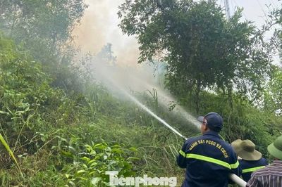 Cháy rừng kéo sang ngày thứ hai, Nghệ An dốc toàn lực khống chế 'giặc lửa'