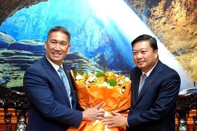 Quyền Bộ trưởng Hải quân Mỹ thăm Quảng Trị, cam kết tiếp tục hỗ trợ khắc phục hậu quả chiến tranh