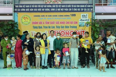 Xã Truông Mít: Khám bệnh miễn phí, trao quà cho người dân có hoàn cảnh khó khăn
