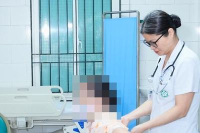 Vợ ung thư phổi di căn, chồng hối hận: 'Tôi đã hút thuốc cạnh bà ấy 30 năm'
