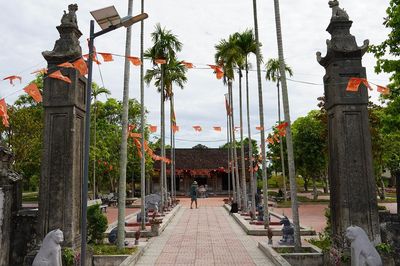 Cặp tượng đá cổ mất trộm nhiều năm trở về đền sau một bài đăng trên mạng