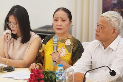 NSND Hồng Lựu khóc nghẹn trong lần ra Hà Nội