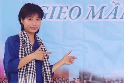 Từ cô bé bế em gửi quán nước ven đường gây xúc động đến giảng đường đại học