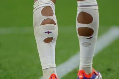 Vì sao nhiều cầu thủ World Cup lại mang tất 'thủng lỗ chỗ'?