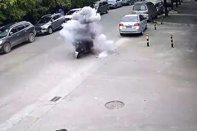 Pháo bất ngờ phát nổ giữa đường, người đàn ông hoảng loạn bỏ xe tháo chạy