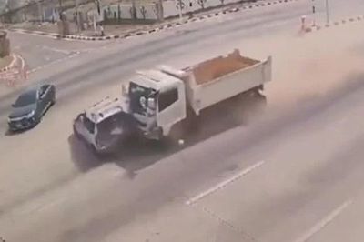 Ngủ gật, tài xế xe tải gây tai nạn kinh hoàng, kéo lê ô tô chở học sinh 50m