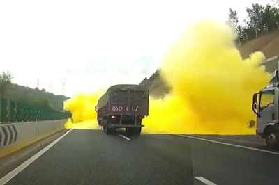 Xe tải chở hóa chất nguy hiểm lật nhào trên cao tốc, khói vàng cuồn cuộn bao trùm hiện trường