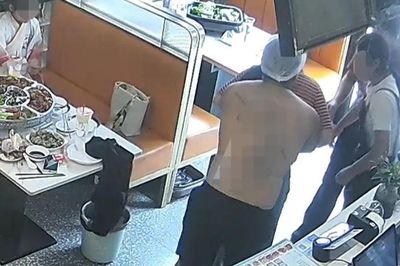 Cứu sống thực khách bị hóc dị vật, nam đầu bếp gây tranh cãi vì một chi tiết