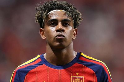 Lamine Yamal chính thức vượt qua Messi