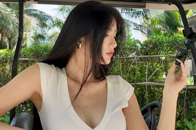 Hoa hậu Ý Nhi nửa kín nửa hở đi biển với bạn trai 24 tuổi