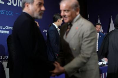 Trong lúc Mỹ - Iran đang đàm phán, Tổng thống Trump dọa tái khởi động chiến tranh