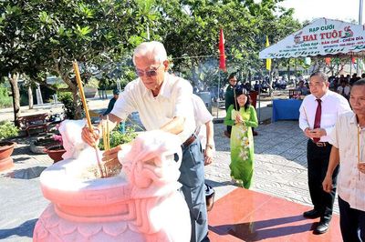 Dâng hương tưởng niệm cố Thủ tướng Võ Văn Kiệt