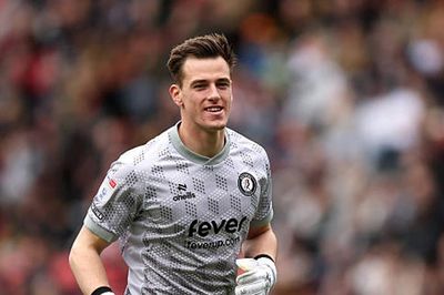 MU rao bán thủ môn Radek Vitek với giá 10 triệu bảng sau mùa giải bùng nổ tại Championship