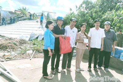 Lãnh đạo phường Mỹ Ngãi thăm hỏi, động viên người dân có nhà bị ảnh hưởng do mưa dông