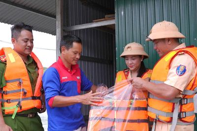 Mặc áo phao để phòng tránh đuối nước