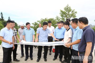 Đồng chí Phó Chủ tịch UBND tỉnh Trần Anh Dũng kiểm tiến độ thực hiện Dự án nâng cấp, cải tạo, kè chống sạt lở và xây dựng cảnh quan hai bờ sông Vân
