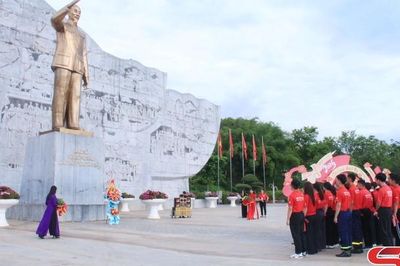 Lễ dâng hoa Tượng đài Bác Hồ và diễu hành tuyên truyền hưởng ứng 'Hành trình Đỏ' năm 2026