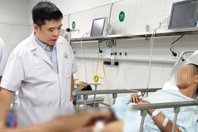 Cứu người đàn ông bị thanh xà beng dài 1,5 mét đâm xuyên đùi