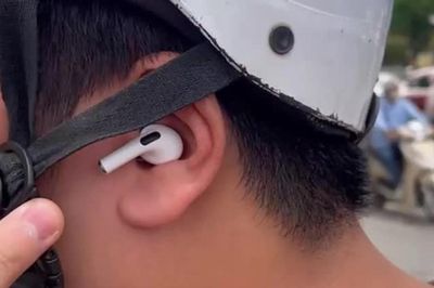 Hà Nội: CSGT quay clip, xử lý hàng loạt tài xế xe máy đeo tai nghe, dùng điện thoại