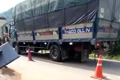 Phú Thọ: Ô tô va chạm xe máy điện, hai cháu nhỏ 5 và 10 tuổi tử vong