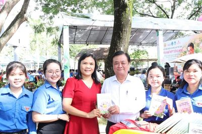 Nguyên Phó chủ tịch Quốc hội Lê Minh Hoan ra mắt sách 'Mỗi nghề một bông hoa'