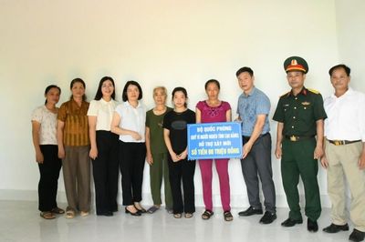 Phường Nùng Trí Cao trao kinh phí hỗ trợ xây dựng, sửa chữa nhà ở cho 8 hộ nghèo, cận nghèo và hoàn cảnh khó khăn