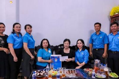 Phó Chủ tịch Thường trực Tổng Liên đoàn Lao động Việt Nam thăm, tặng quà đoàn viên mắc bệnh hiểm nghèo tại Cà Mau