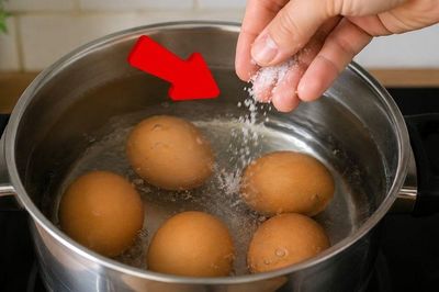 Vì sao bạn nên thả một chút muối vào nồi luộc trứng?