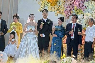 Giây phút lắng đọng nhất đám cưới Xuân Trường: Bầu Đức đã nói gì khiến cả hội trường chú ý?