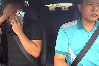 Nghe tin dữ từ quê nhà, người cha gục khóc trên taxi khiến nam tài xế Hà Nội nghẹn ngào