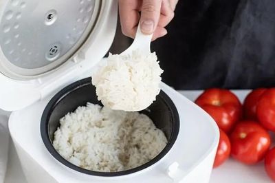 Cơm nhanh thiu vào mùa hè chưa chắc do thời tiết, thủ phạm có thể nằm ở 4 chỗ này trên nồi cơm điện