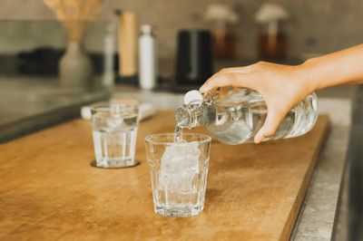 Bác sĩ chỉ ra 6 lý do nên hạn chế uống nước đá lạnh trong mùa hè