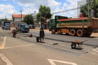 Khắc phục hư hỏng trên Quốc lộ 19 sau phản ánh của báo chí