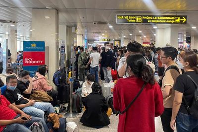 Chậm bay 4 tiếng, hãng nên bồi thường thay vì chỉ hoàn tiền vé