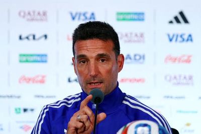 HLV Argentina: 'Chỉ mong Messi luôn hạnh phúc'
