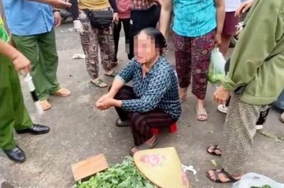 Mâu thuẫn chỗ bán hàng, người phụ nữ bán rau bị xịt nước áp lực cao vào mặt