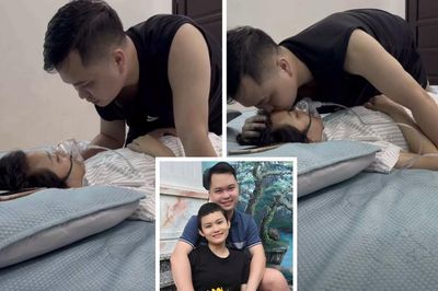 Nụ hôn cuối cùng dành cho người vợ ung thư khiến hàng triệu người rơi lệ