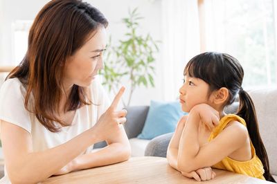 Đến tuổi trưởng thành mới hiểu: Có 4 kiểu người mẹ 'kéo lùi' con cái