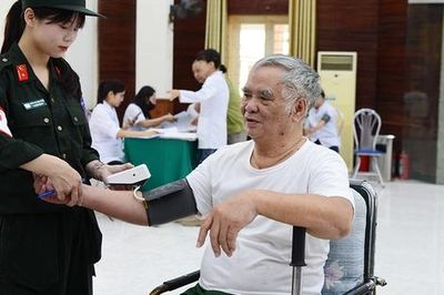 Xúc động hình ảnh Cảnh sát cơ động khám bệnh, tặng quà tri ân thương binh, bệnh binh trước ngày 27/7