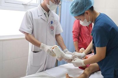 Cột tường đổ, kính vỡ... và những ca tai nạn rùng mình của trẻ nhỏ trong mùa hè
